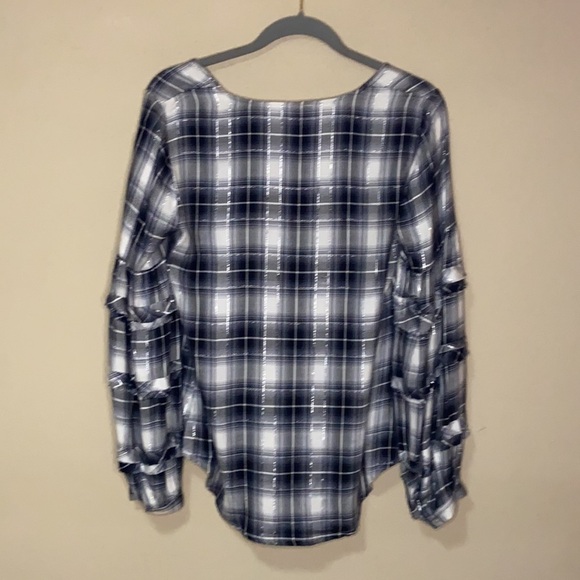 Jane and Delancey long ruffled sleeve Top - Picture 6 of 11